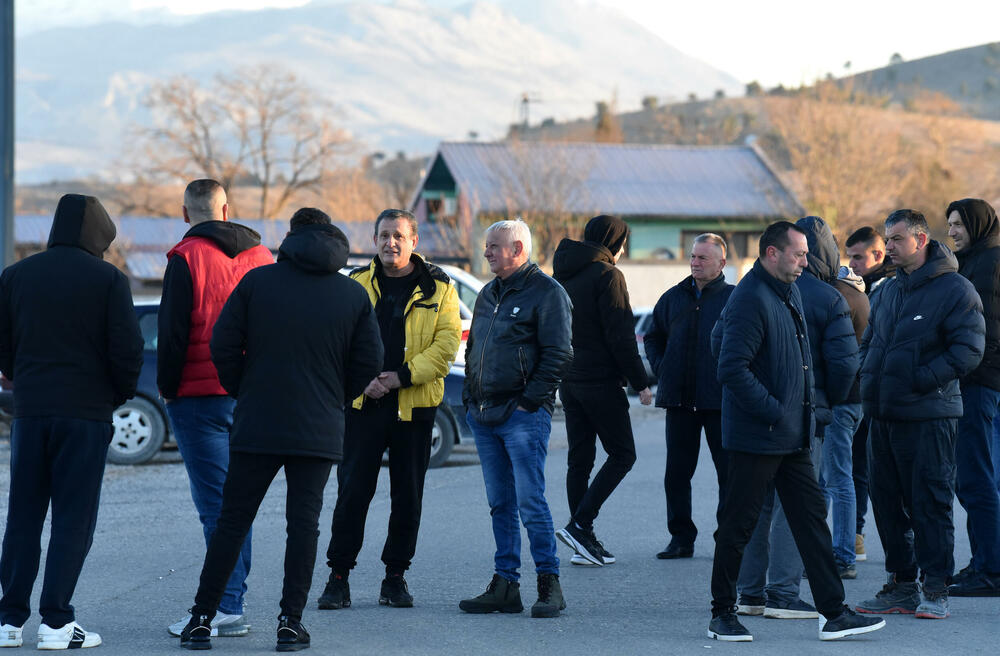 <p>Na nove, radikalnije proteste odlučili su se zbog, kako tvrde, pronalaska "opasnog otpada - knacerogenih anoda iz nekadašnjeg Kombinata aluminijuma u iskopima postrojenja"</p>