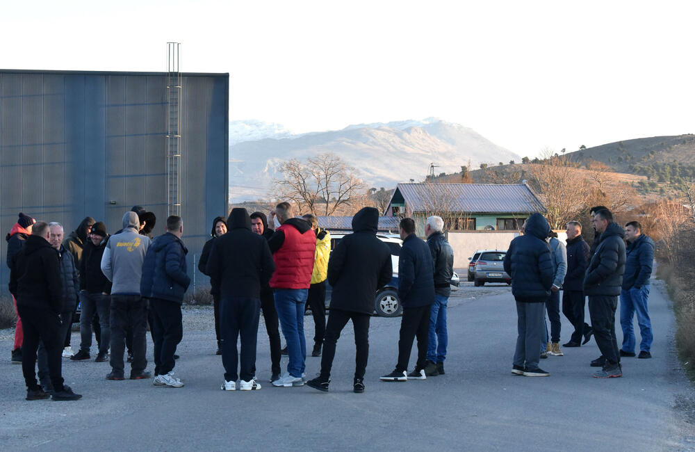 <p>Na nove, radikalnije proteste odlučili su se zbog, kako tvrde, pronalaska "opasnog otpada - knacerogenih anoda iz nekadašnjeg Kombinata aluminijuma u iskopima postrojenja"</p>