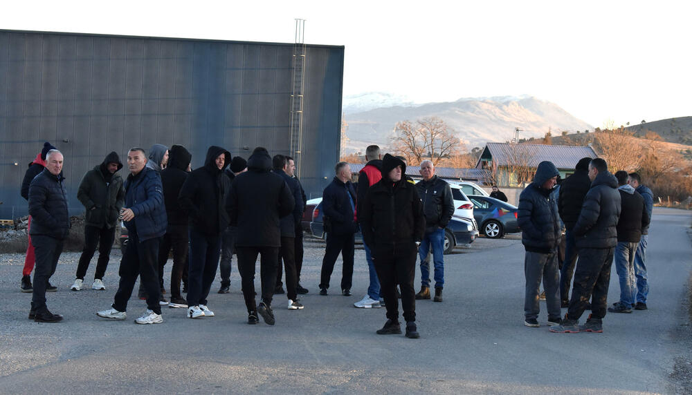 <p>Na nove, radikalnije proteste odlučili su se zbog, kako tvrde, pronalaska "opasnog otpada - knacerogenih anoda iz nekadašnjeg Kombinata aluminijuma u iskopima postrojenja"</p>