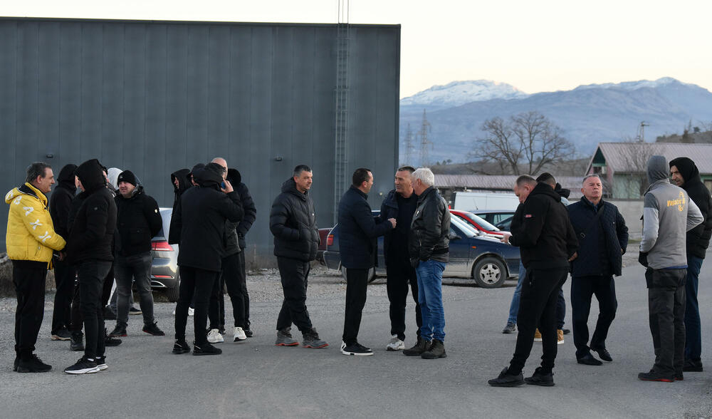 <p>Na nove, radikalnije proteste odlučili su se zbog, kako tvrde, pronalaska "opasnog otpada - knacerogenih anoda iz nekadašnjeg Kombinata aluminijuma u iskopima postrojenja"</p>