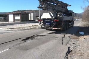 Put preko Mareze pun rupa i oštećenja