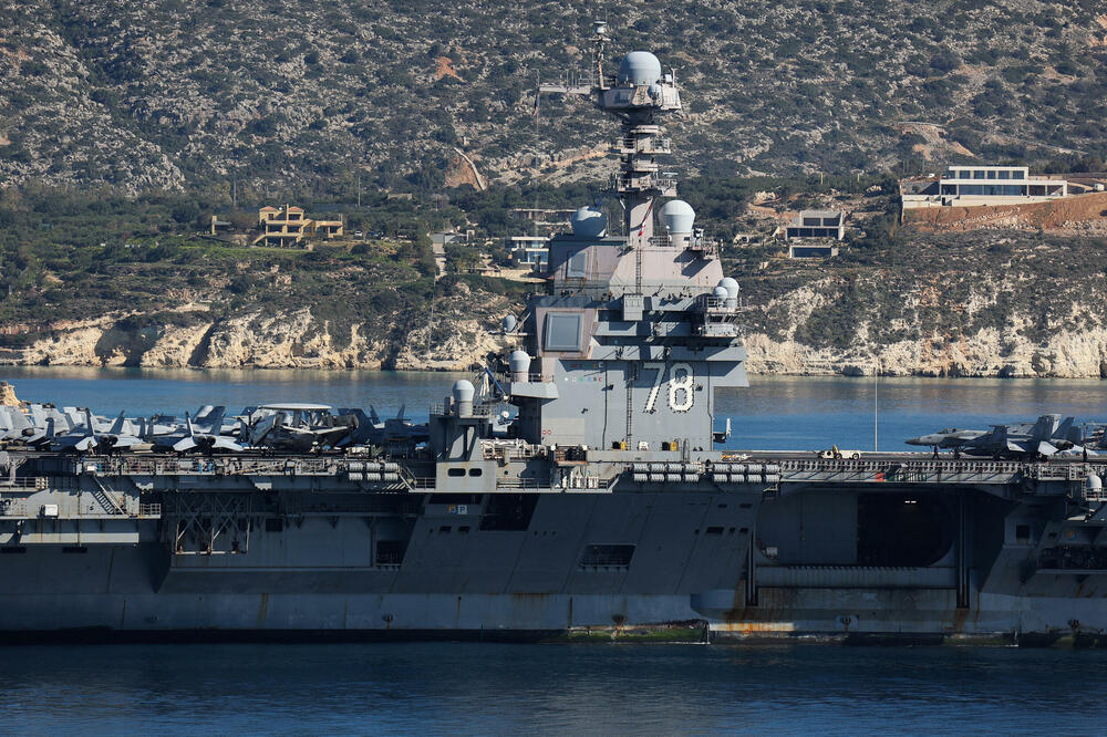 Nosač aviona USS Džerald R. Ford isplovljava iz luke bllizu Krita, Foto: Rojters