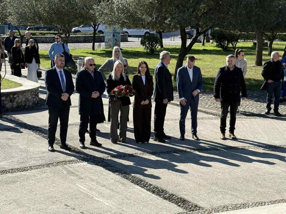 <p>"Pronađeni su posmrtni ostaci samo četiri žrtve. Ova otmica nije bila slučajnost, planirana je u državnom vrhu tadašnje Savezne republike Jugoslavije. Na to upućuju svjedočenja i priznanja onih lica kojima je suđeno za ovaj zločin" kazala je Dženana Kuč</p>