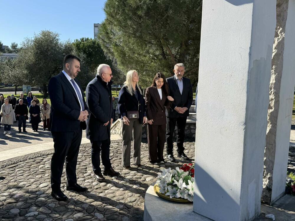 <p>"Pronađeni su posmrtni ostaci samo četiri žrtve. Ova otmica nije bila slučajnost, planirana je u državnom vrhu tadašnje Savezne republike Jugoslavije. Na to upućuju svjedočenja i priznanja onih lica kojima je suđeno za ovaj zločin" kazala je Dženana Kuč</p>