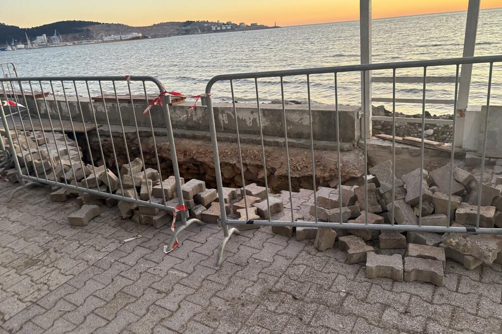 Rupe na barskom šetalištu, Foto: Marija Pešić