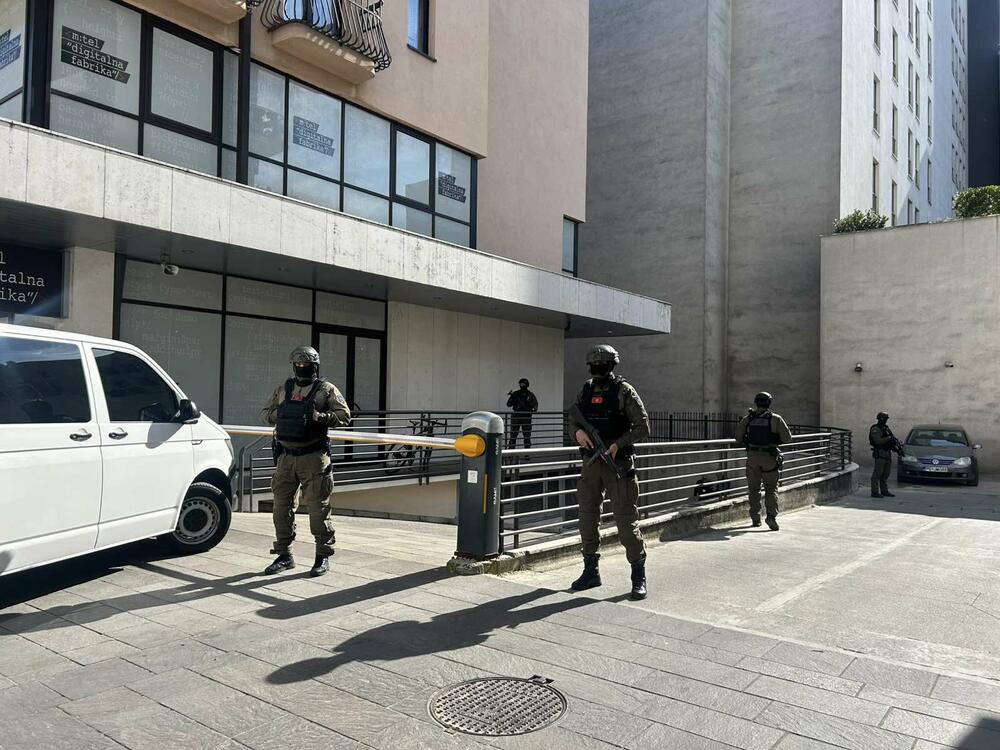<p>Policija danas opkolila zgradu u centru glavnog grada, u kojoj živi Đukanović. U istoj zgradi je i filijala Prve banke čiji je on vlasnik</p>