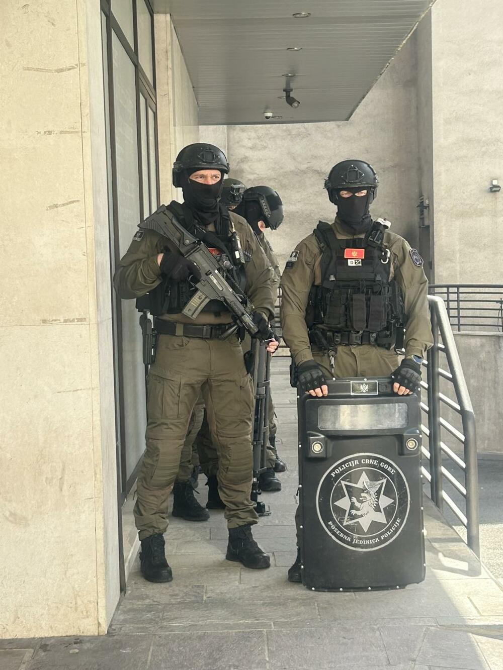 <p>Policija danas opkolila zgradu u centru glavnog grada, u kojoj živi Đukanović. U istoj zgradi je i filijala Prve banke čiji je on vlasnik</p>