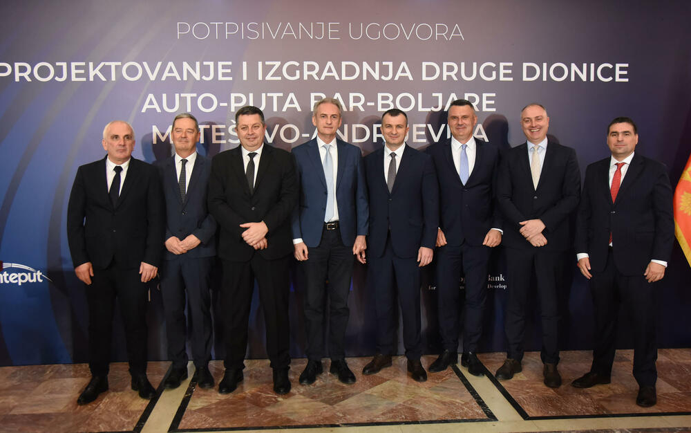 <p>Trasa je duga oko 23 kilometra, a finansiraće se iz državne kase, kroz kredit od 200 miliona kod Evropske banke za obnovu i razvoj (EBRD) i grant Evropske unije od 150 miliona eura</p>