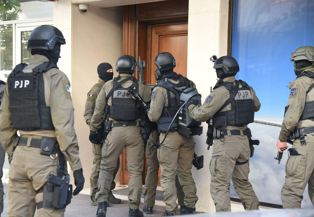 <p>Prema saznanjima Vijesti, inspektori će pretresti imovinu Aca Đukanovića</p>