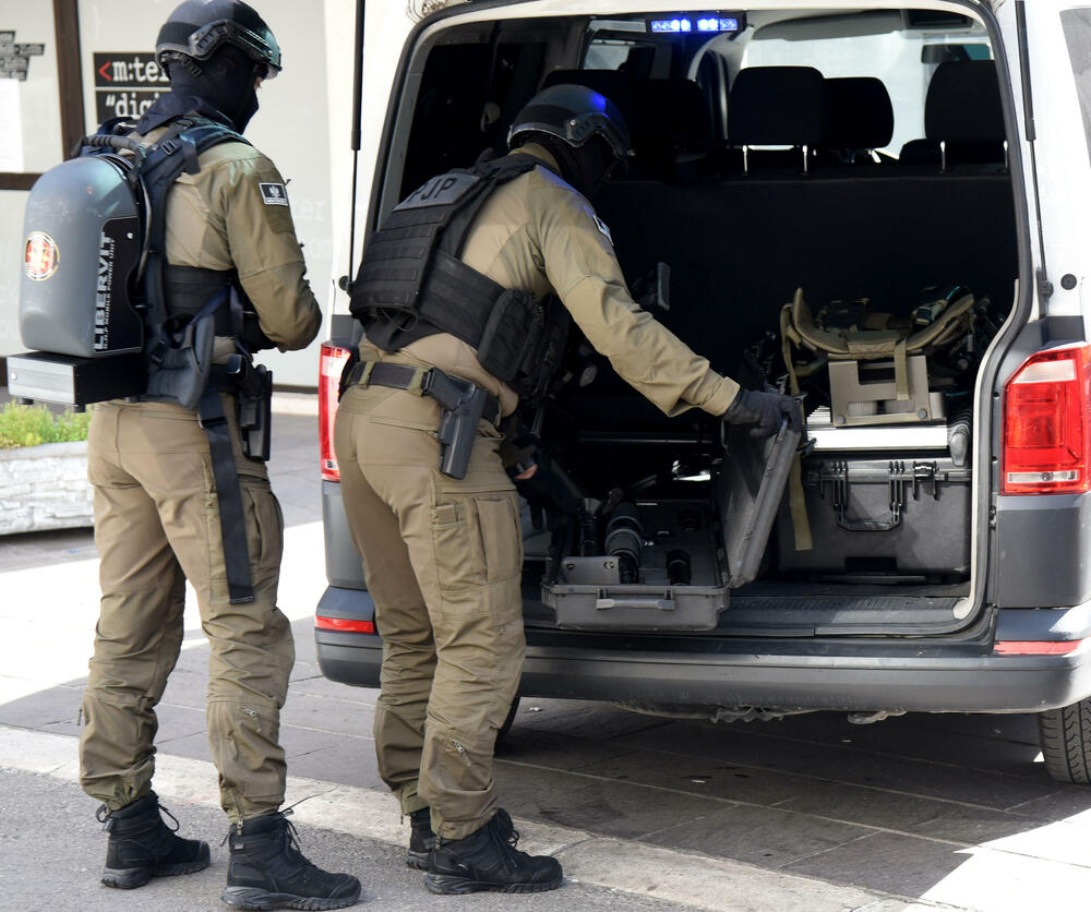 <p>Prema saznanjima Vijesti, inspektori će pretresti imovinu Aca Đukanovića</p>