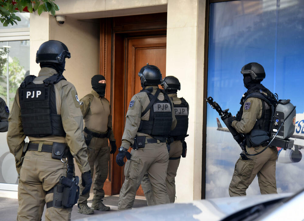 <p>Policijski inspektori će u Nikšiću nastaviti sa pretresom kuće brata bivšeg predsjednika države</p>