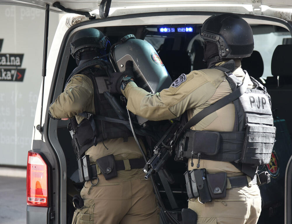 <p>Policijski inspektori će u Nikšiću nastaviti sa pretresom kuće brata bivšeg predsjednika države</p>