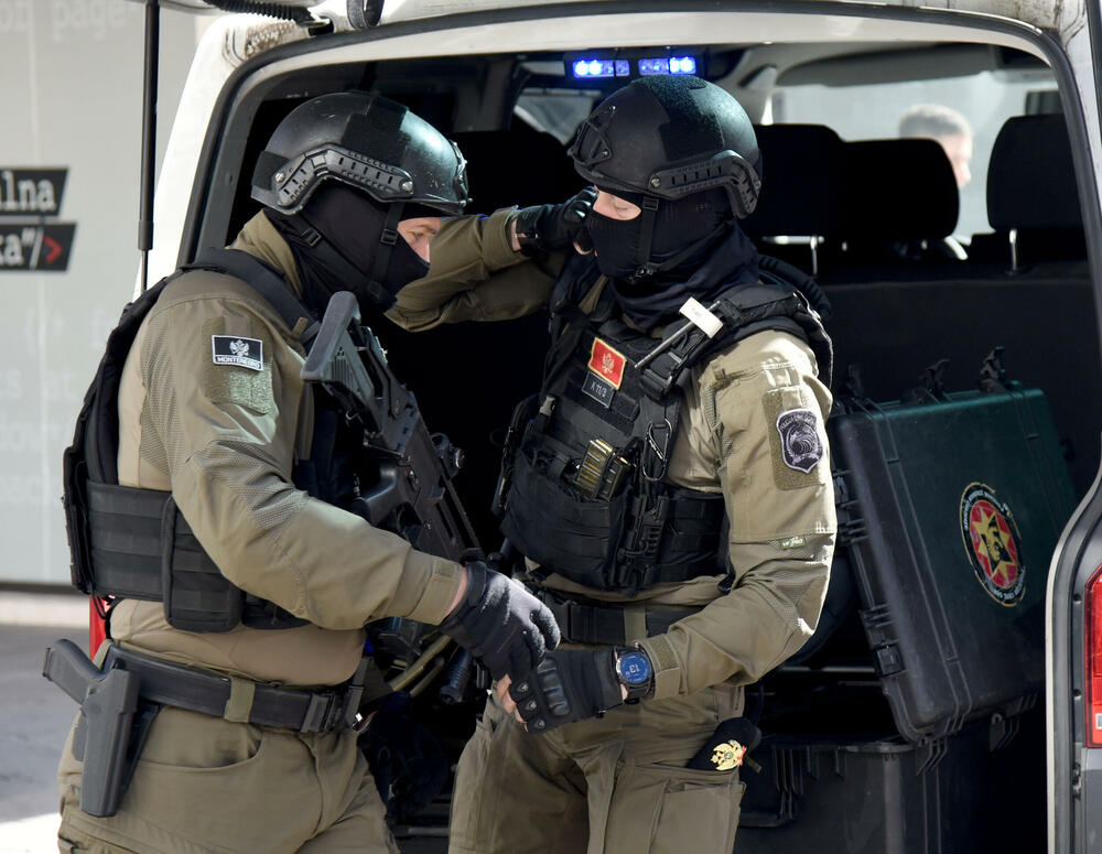 <p>Policijski inspektori će u Nikšiću nastaviti sa pretresom kuće brata bivšeg predsjednika države</p>