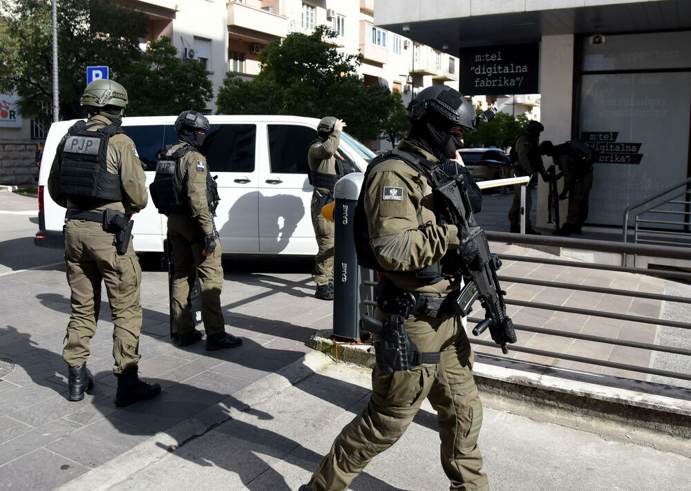 <p>Policijski inspektori će u Nikšiću nastaviti sa pretresom kuće brata bivšeg predsjednika države</p>