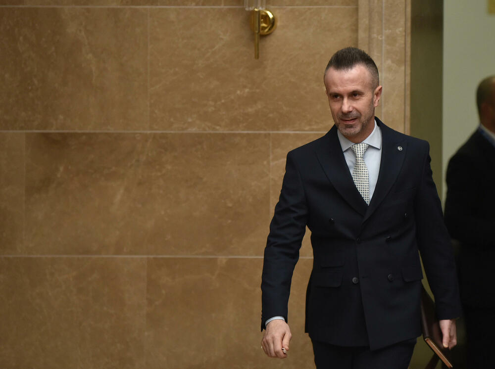 <p>Šef parlamenta Andrija Mandić novinarima u holu Skupštine je rekao da će plenarne sjednice biti</p>