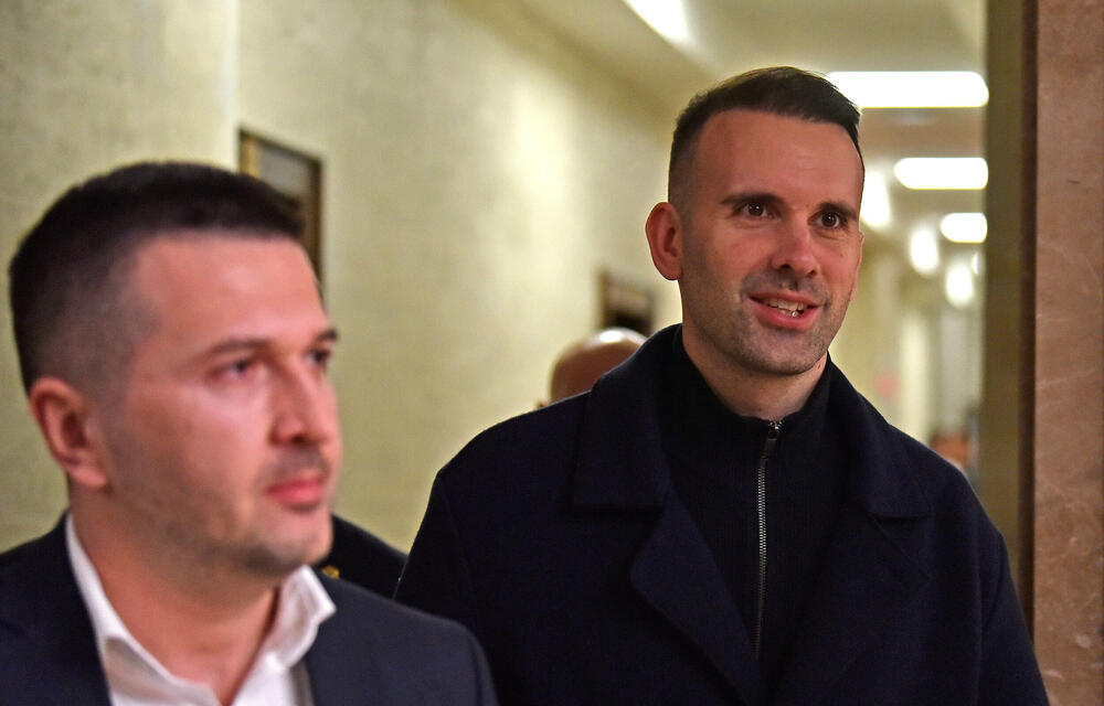 <p>Šef parlamenta Andrija Mandić novinarima u holu Skupštine je rekao da će plenarne sjednice biti</p>