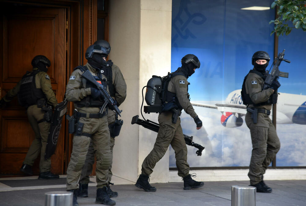 <p>Policija danas opkolila zgradu u centru glavnog grada, u kojoj živi Đukanović. U istoj zgradi je i filijala Prve banke čiji je on vlasnik</p>