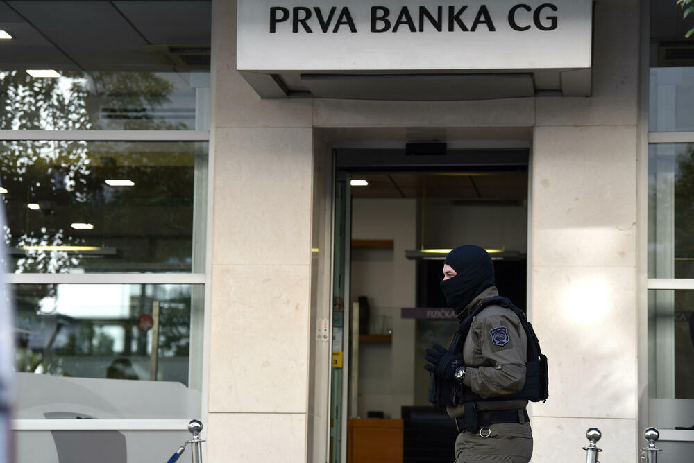 <p>Policija danas opkolila zgradu u centru glavnog grada, u kojoj živi Đukanović. U istoj zgradi je i filijala Prve banke čiji je on vlasnik</p>