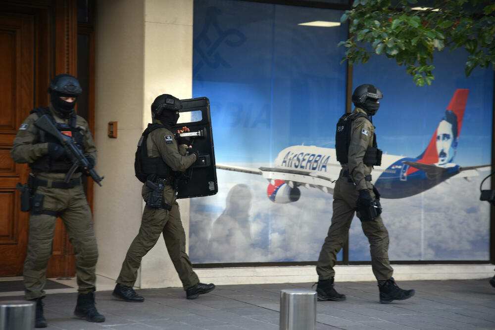 <p>Policija danas opkolila zgradu u centru glavnog grada, u kojoj živi Đukanović. U istoj zgradi je i filijala Prve banke čiji je on vlasnik</p>