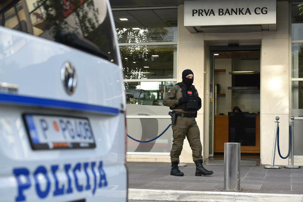 <p>Policija danas opkolila zgradu u centru glavnog grada, u kojoj živi Đukanović. U istoj zgradi je i filijala Prve banke čiji je on vlasnik</p>