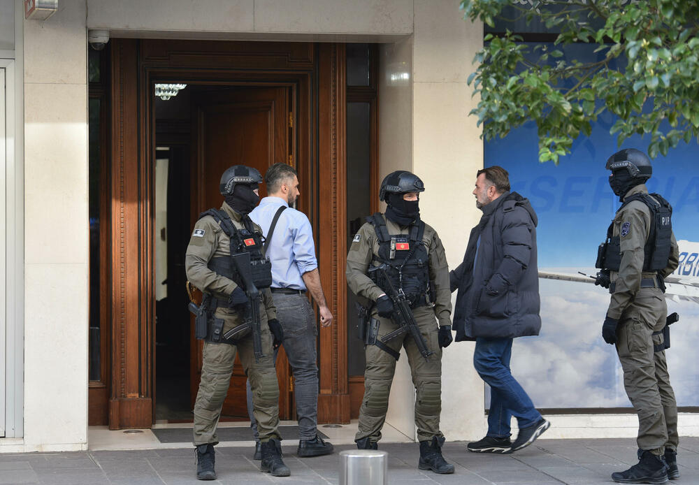 <p>Policija danas opkolila zgradu u centru glavnog grada, u kojoj živi Đukanović. U istoj zgradi je i filijala Prve banke čiji je on vlasnik</p>