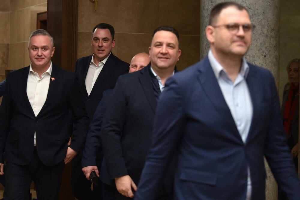 Poslanici DPS-a juče u parlamentu, Foto: Boris Pejović