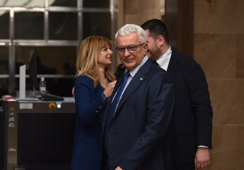 <p>Sjednica na kojoj će se raspravljati o ta dva zakona biće održana 6. marta.</p>  <p>"Naporno smo razgovarali, tražili kompromis, i mislim da je ovo kompromis koji kuću gradi", kazao je šef parlamenta Andrija Mandić</p>