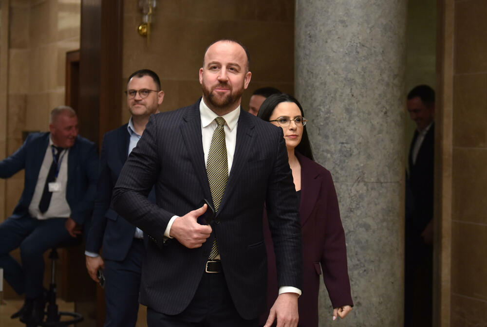 <p>Sjednica na kojoj će se raspravljati o ta dva zakona biće održana 6. marta.</p>  <p>"Naporno smo razgovarali, tražili kompromis, i mislim da je ovo kompromis koji kuću gradi", kazao je šef parlamenta Andrija Mandić</p>