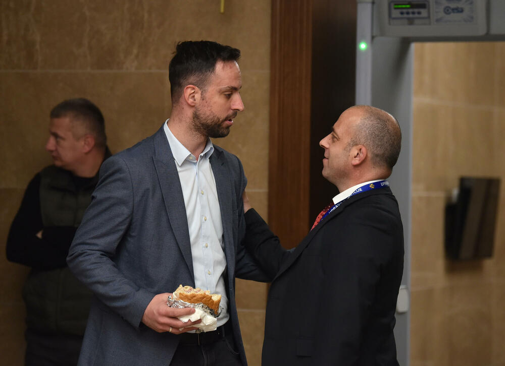 <p>Sjednica na kojoj će se raspravljati o ta dva zakona biće održana 6. marta.</p>  <p>"Naporno smo razgovarali, tražili kompromis, i mislim da je ovo kompromis koji kuću gradi", kazao je šef parlamenta Andrija Mandić</p>