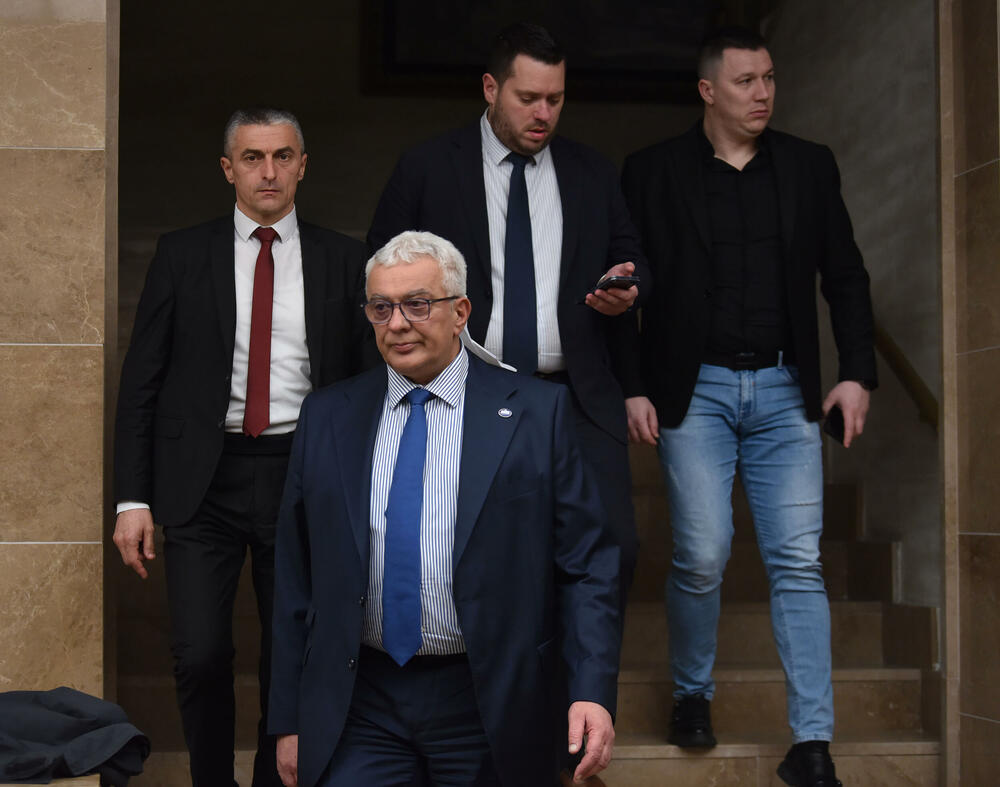 <p>Sjednica na kojoj će se raspravljati o ta dva zakona biće održana 6. marta.</p>  <p>"Naporno smo razgovarali, tražili kompromis, i mislim da je ovo kompromis koji kuću gradi", kazao je šef parlamenta Andrija Mandić</p>