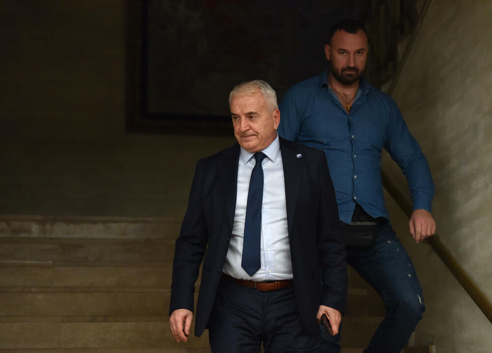 <p>Sjednica na kojoj će se raspravljati o ta dva zakona biće održana 6. marta.</p>  <p>"Naporno smo razgovarali, tražili kompromis, i mislim da je ovo kompromis koji kuću gradi", kazao je šef parlamenta Andrija Mandić</p>