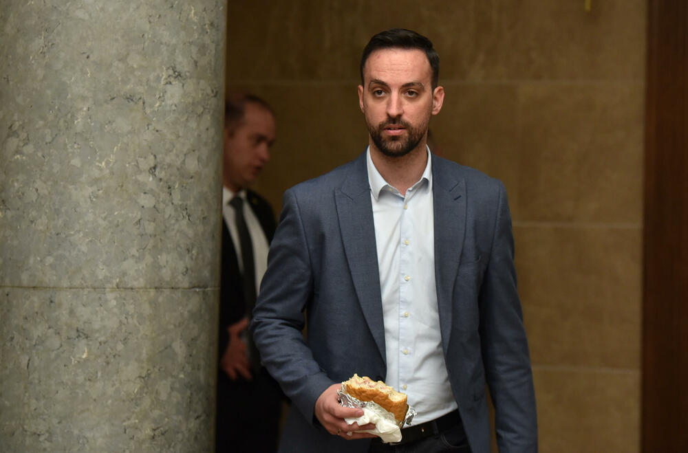 <p>Sjednica na kojoj će se raspravljati o ta dva zakona biće održana 6. marta.</p>  <p>"Naporno smo razgovarali, tražili kompromis, i mislim da je ovo kompromis koji kuću gradi", kazao je šef parlamenta Andrija Mandić</p>