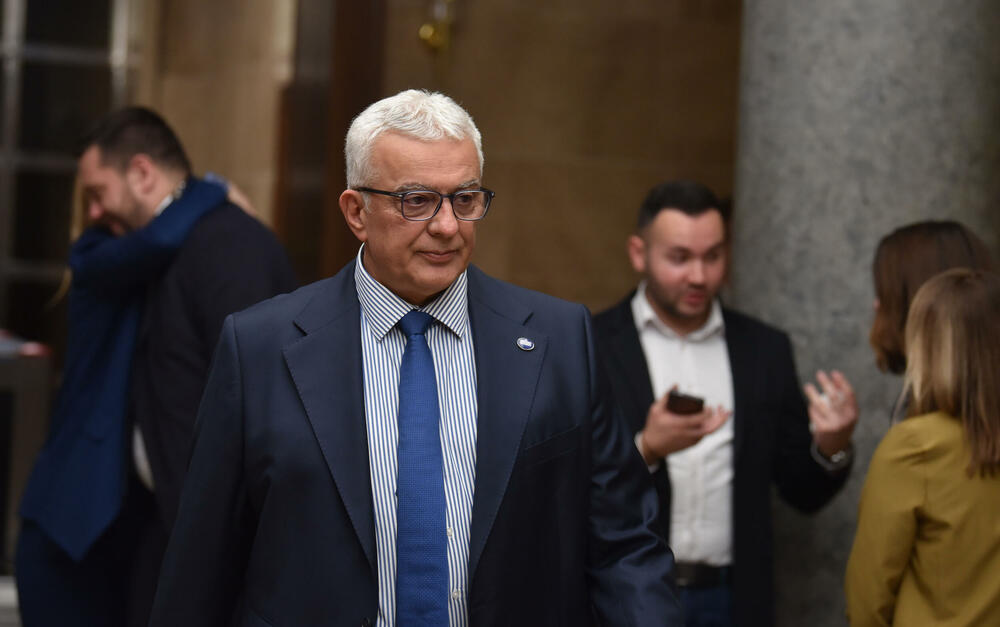 <p>Sjednica na kojoj će se raspravljati o ta dva zakona biće održana 6. marta.</p>  <p>"Naporno smo razgovarali, tražili kompromis, i mislim da je ovo kompromis koji kuću gradi", kazao je šef parlamenta Andrija Mandić</p>