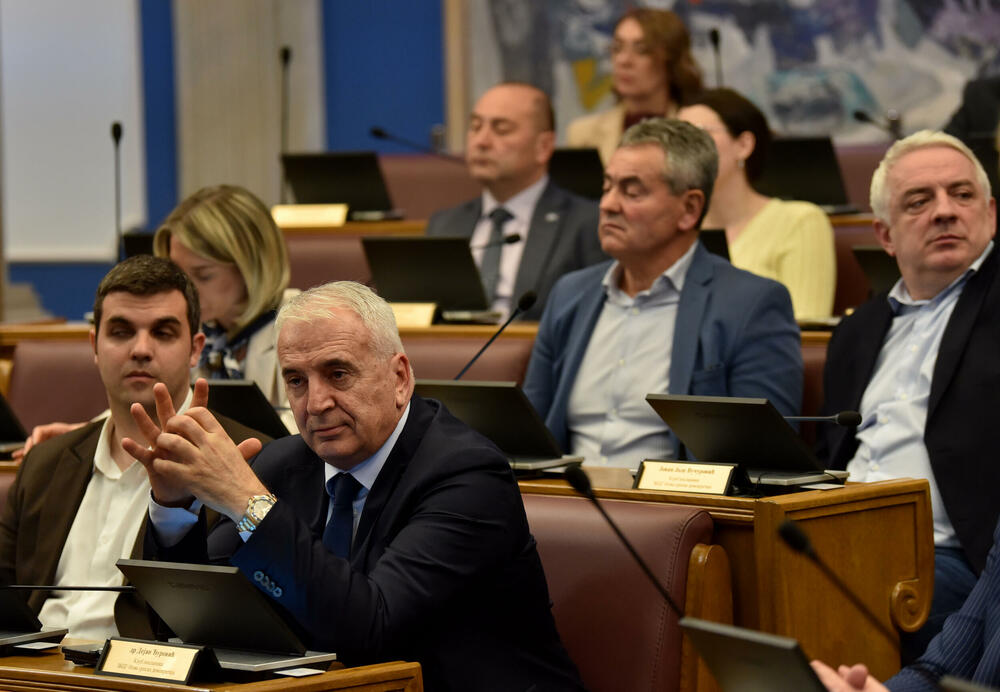 <p>Sjednica na kojoj će se raspravljati o ta dva zakona biće održana 6. marta.</p>  <p>"Naporno smo razgovarali, tražili kompromis, i mislim da je ovo kompromis koji kuću gradi", kazao je šef parlamenta Andrija Mandić</p>