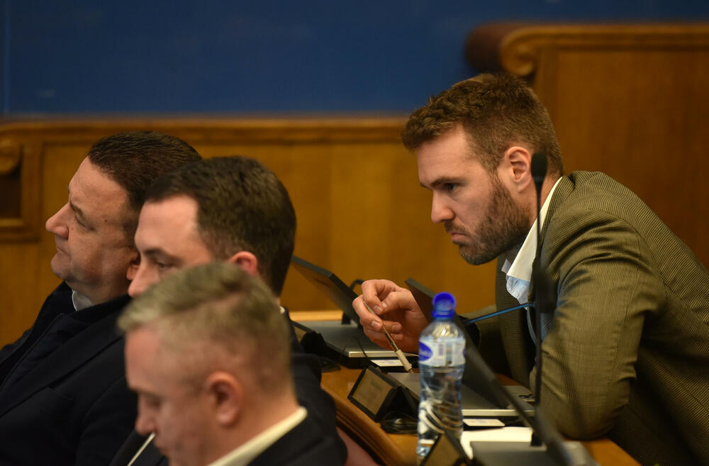 <p>Sjednica na kojoj će se raspravljati o ta dva zakona biće održana 6. marta.</p>  <p>"Naporno smo razgovarali, tražili kompromis, i mislim da je ovo kompromis koji kuću gradi", kazao je šef parlamenta Andrija Mandić</p>