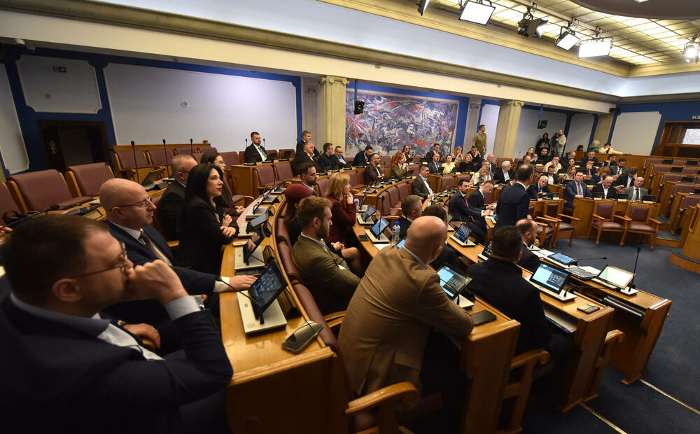 <p>Sjednica na kojoj će se raspravljati o ta dva zakona biće održana 6. marta.</p>  <p>"Naporno smo razgovarali, tražili kompromis, i mislim da je ovo kompromis koji kuću gradi", kazao je šef parlamenta Andrija Mandić</p>