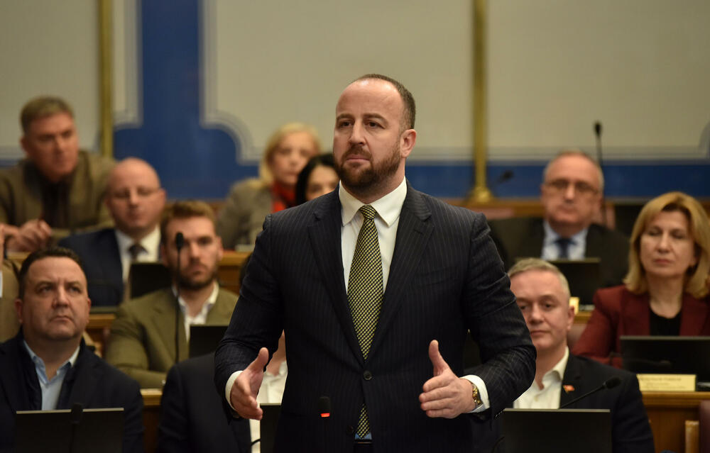 <p>Sjednica na kojoj će se raspravljati o ta dva zakona biće održana 6. marta.</p>  <p>"Naporno smo razgovarali, tražili kompromis, i mislim da je ovo kompromis koji kuću gradi", kazao je šef parlamenta Andrija Mandić</p>