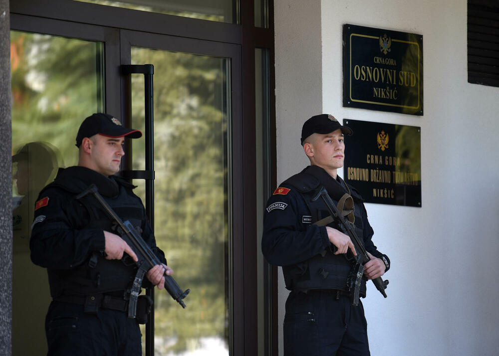 <p>Zgradu tužilaštva u Nikšiću obezbjeđuju službenici Uprave policije, naoružani dugim cijevima</p>