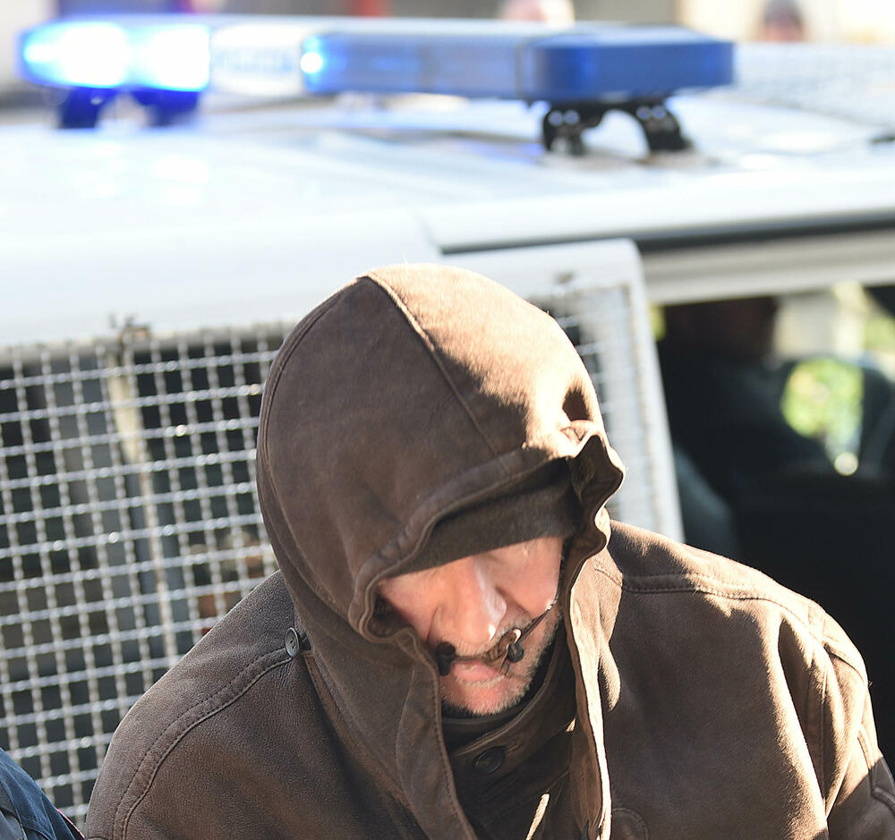 <p>Zgradu tužilaštva u Nikšiću obezbjeđuju službenici Uprave policije, naoružani dugim cijevima</p>