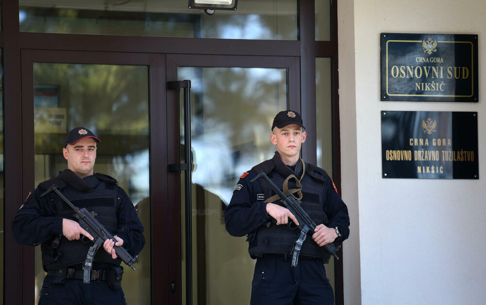 <p>Zgradu tužilaštva u Nikšiću obezbjeđuju službenici Uprave policije, naoružani dugim cijevima</p>
