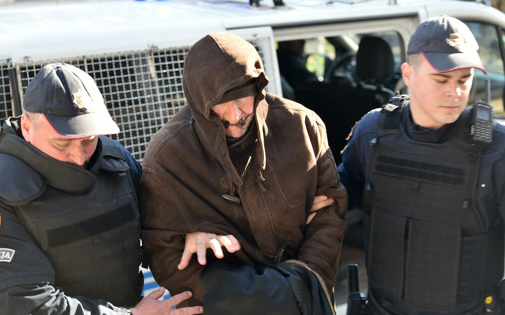 <p>Za municiju pronađenu kod Aca Đukanovića, advokat Martinović je kazao da su je najvjerovatnije zaboravili službenici Ministarstva unutrašnjih poslova (MUP) i Agencije za nacionalnu bezbjednost (ANB), koji su obezbjeđivali Mila Đukanovića</p>