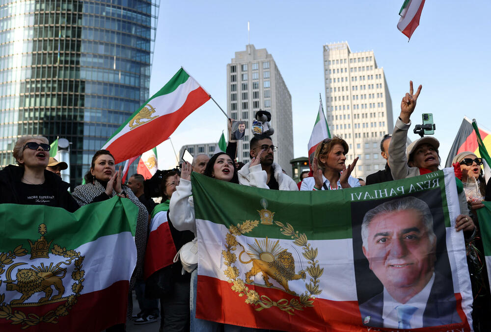 <p>Izrael saopštio da je pokrenuo "preventivni napad"</p>  <p>Iranski ministar vanjskih poslova Abas Aragči je rekao da je Iran "možda izgubio jednog ili dva komandanta". Takođe je naveo da je iranski vrhovni vođa, ajatolah Ali Hamnei, "živ", koliko je njemu poznato</p>