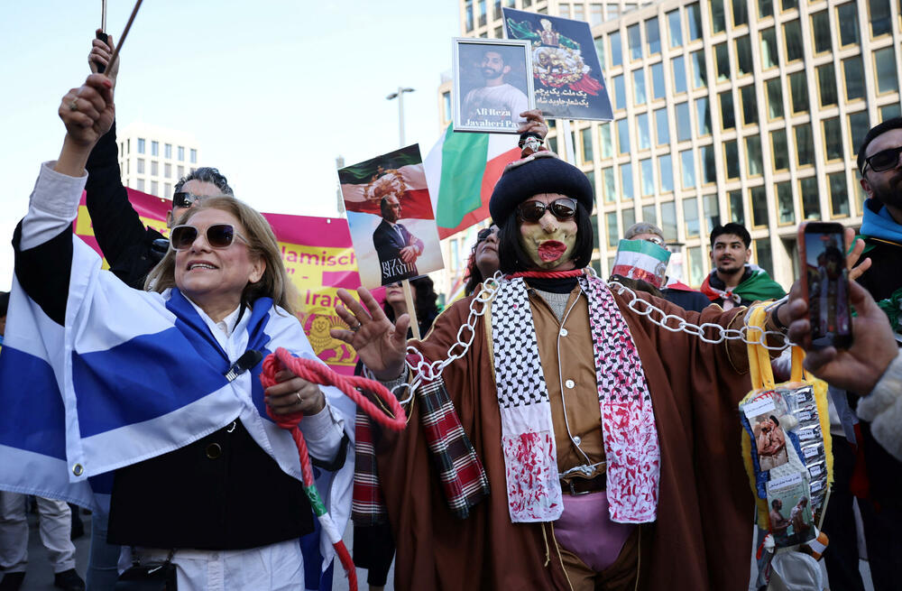 <p>Izrael saopštio da je pokrenuo "preventivni napad"</p>  <p>Iranski ministar vanjskih poslova Abas Aragči je rekao da je Iran "možda izgubio jednog ili dva komandanta". Takođe je naveo da je iranski vrhovni vođa, ajatolah Ali Hamnei, "živ", koliko je njemu poznato</p>