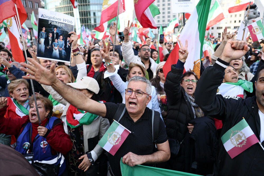 <p>Izrael saopštio da je pokrenuo "preventivni napad"</p>  <p>Iranski ministar vanjskih poslova Abas Aragči je rekao da je Iran "možda izgubio jednog ili dva komandanta". Takođe je naveo da je iranski vrhovni vođa, ajatolah Ali Hamnei, "živ", koliko je njemu poznato</p>