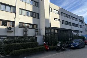 Hotel zauzeo opštinski parking: Nepropisno postavljene žardinjere,...