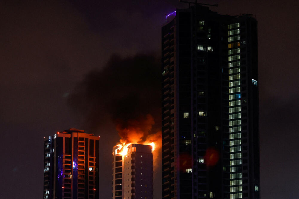 Zapaljena zgrada, pogođena iranskim napadom dronom, u Manami u Bahreinu