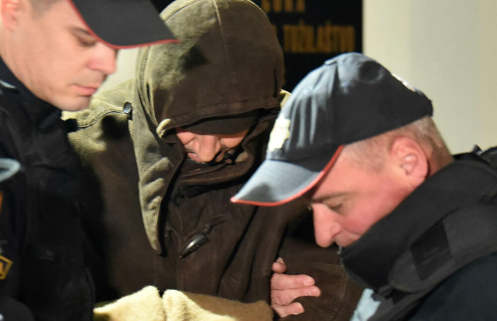 <p>Za municiju pronađenu kod Aca Đukanovića, advokat Martinović je kazao da su je najvjerovatnije zaboravili službenici Ministarstva unutrašnjih poslova (MUP) i Agencije za nacionalnu bezbjednost (ANB), koji su obezbjeđivali Mila Đukanovića</p>