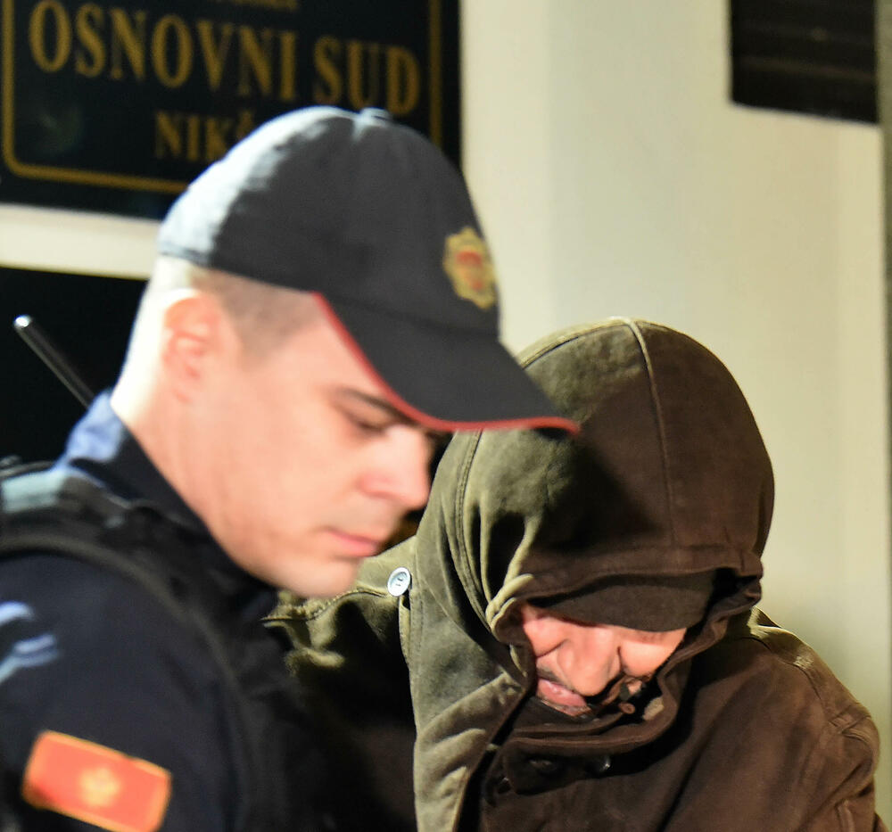 <p>Za municiju pronađenu kod Aca Đukanovića, advokat Martinović je kazao da su je najvjerovatnije zaboravili službenici Ministarstva unutrašnjih poslova (MUP) i Agencije za nacionalnu bezbjednost (ANB), koji su obezbjeđivali Mila Đukanovića</p>