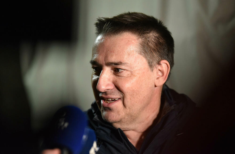 <p>Za municiju pronađenu kod Aca Đukanovića, advokat Martinović je kazao da su je najvjerovatnije zaboravili službenici Ministarstva unutrašnjih poslova (MUP) i Agencije za nacionalnu bezbjednost (ANB), koji su obezbjeđivali Mila Đukanovića</p>