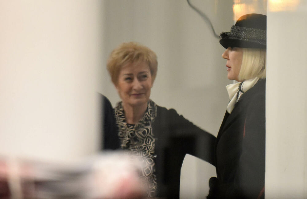 <p>Za municiju pronađenu kod Aca Đukanovića, advokat Martinović je kazao da su je najvjerovatnije zaboravili službenici Ministarstva unutrašnjih poslova (MUP) i Agencije za nacionalnu bezbjednost (ANB), koji su obezbjeđivali Mila Đukanovića</p>